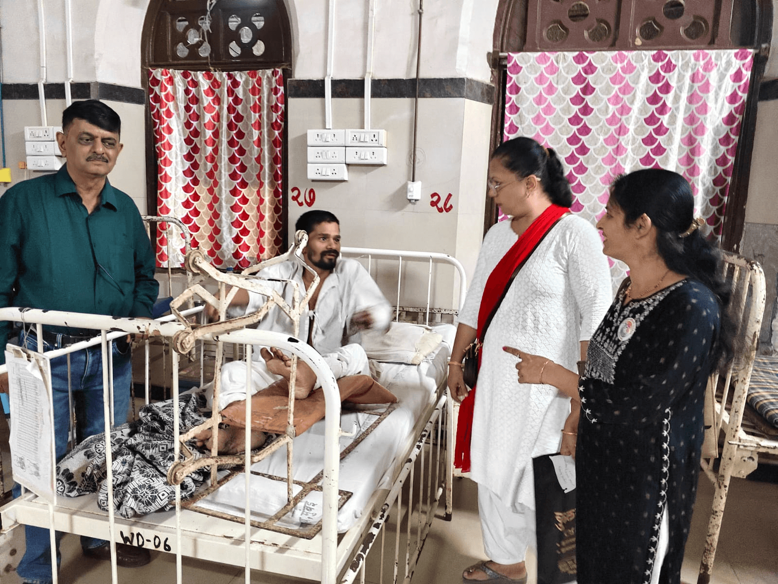 Medical Support for Roadside Patient, Mumbai — photo 2