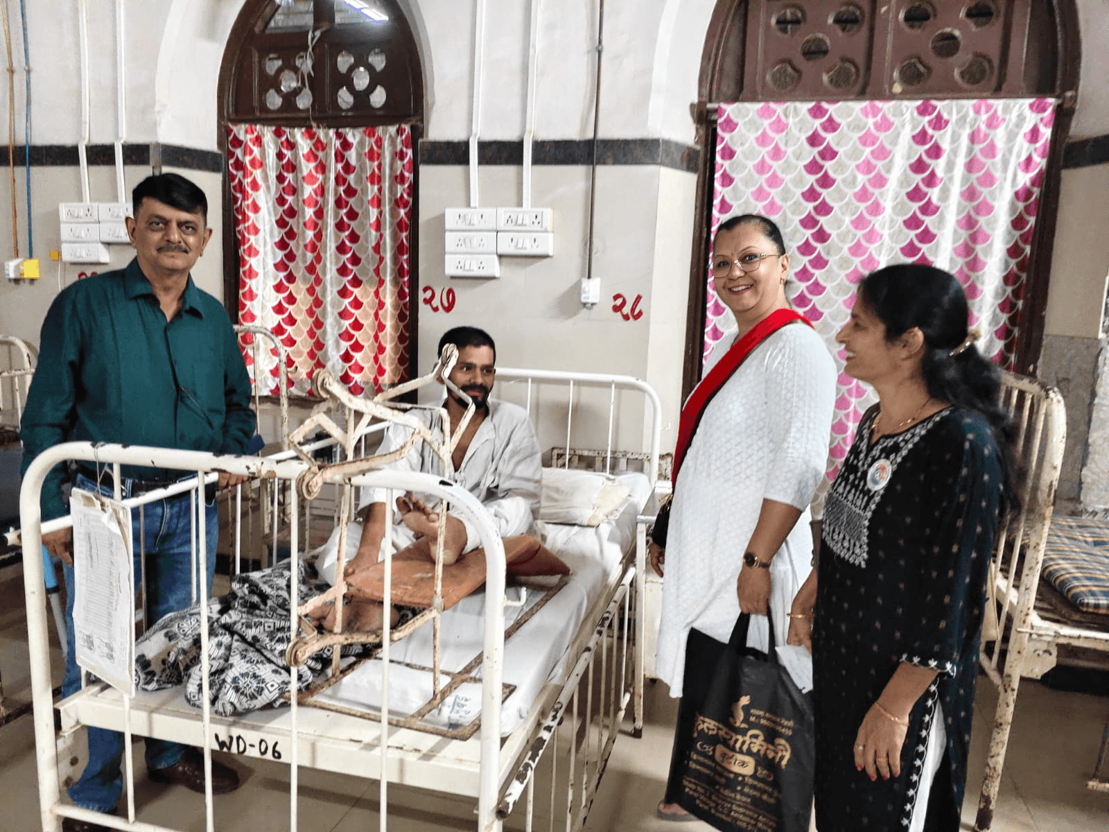 Medical Support for Roadside Patient, Mumbai — photo 3