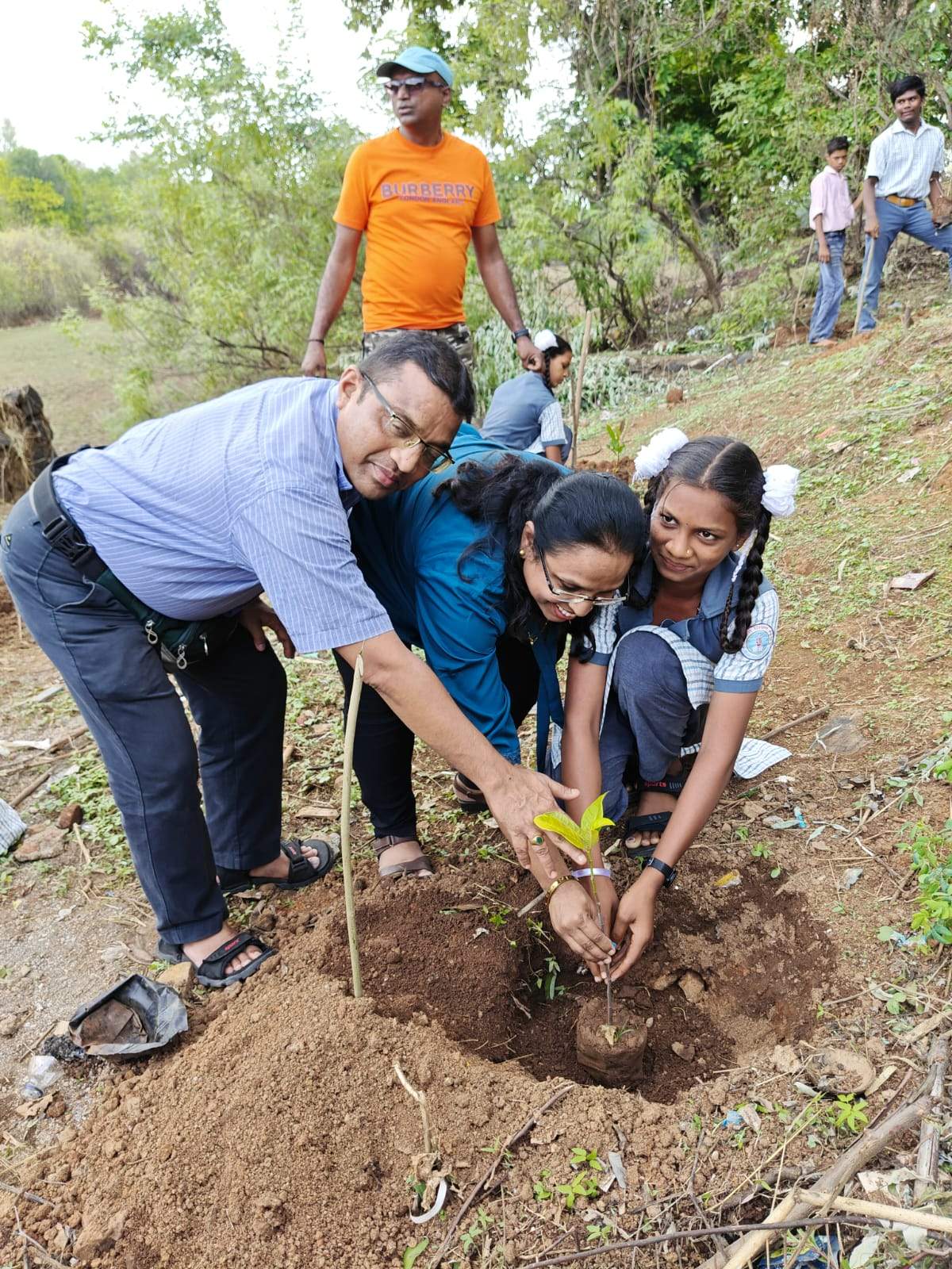 Samajik Bandhilki Foundation Extends Educational Support and Community Welfare in Jawhar — photo 1